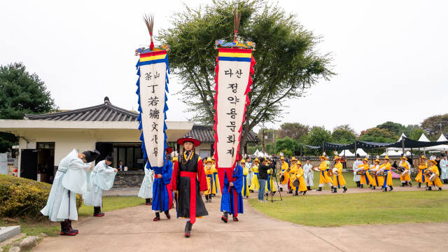 남양주 제38회 다산정약용문화제 행사 관계자들이 행진 공연을 선보이고 있다. 남양주시 제공