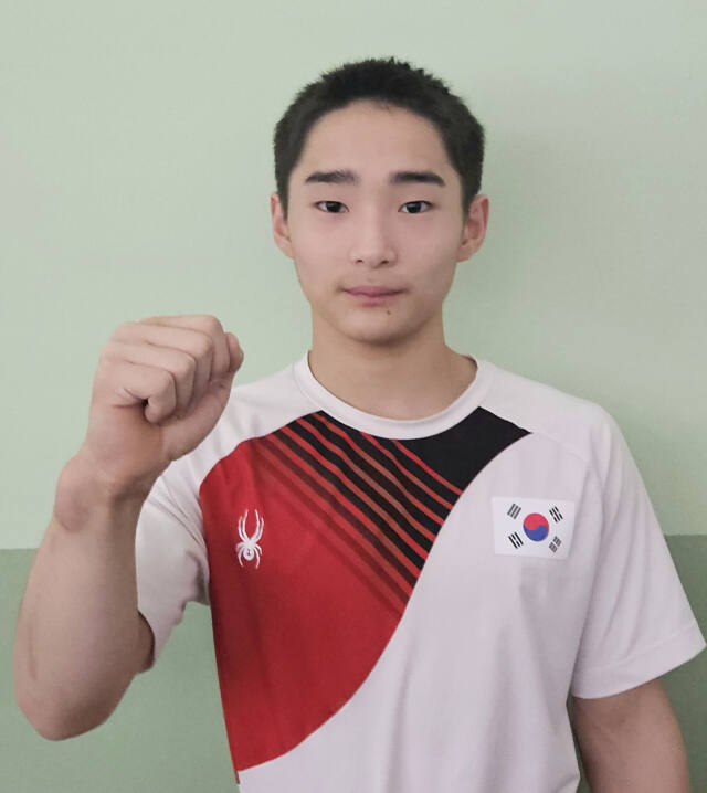 체조 남자 고등부 마루에서 금메달을 획득한 차예준(인천체고1).박귀빈기자