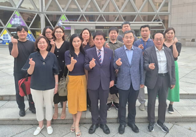 안양천이 흐르는 지역에 위치한 군포문화재단 등 6개 문화재단 대표와 관계자들이 ‘안양천 문화위크’ 회의 후 기념촬영을 하고 있다. 군포문화재단 제공