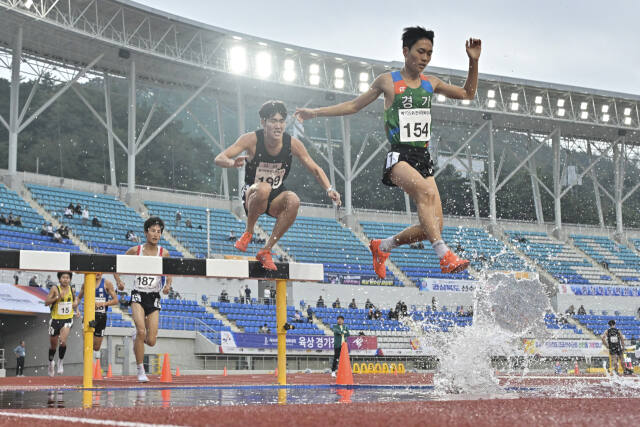 14일 오후 경남 김해종합운동장에서 열린 육상 남고부 3천m 장애물경주 결승서 금메달을 획득한 경기체고 고정현이 1위로 장애물과 물웅덩이를 넘고 있다.홍기웅기자