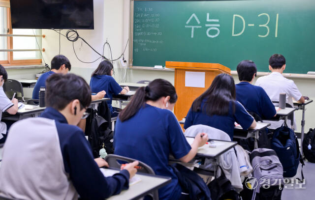 2025학년도 대학수학능력시험을 한달여 앞둔 14일 오전 수원특례시 영통구 효원고등학교에서 3학년 수험생들이 졸음, 피로 등과 싸우며 수능 준비를 하고 있다. 윤원규기자