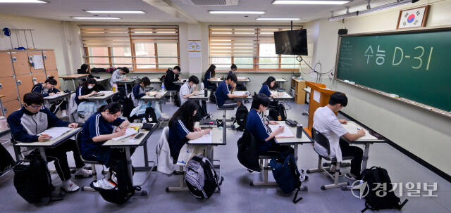 2025학년도 대학수학능력시험을 한달여 앞둔 14일 오전 수원특례시 영통구 효원고등학교에서 3학년 수험생들이 졸음, 피로 등과 싸우며 수능 준비를 하고 있다. 윤원규기자