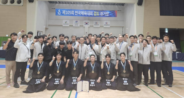 제105회 전국체전서 경기도 검도가 일반부 우승을 차지한 뒤 임원, 선수가 기념촬영을 했다. 사진 가운데 삭발을 한 김문배 부회장(가운데)과 김동진 사무국장(오른쪽)의 모습이 보인다.경기도검도회 제공