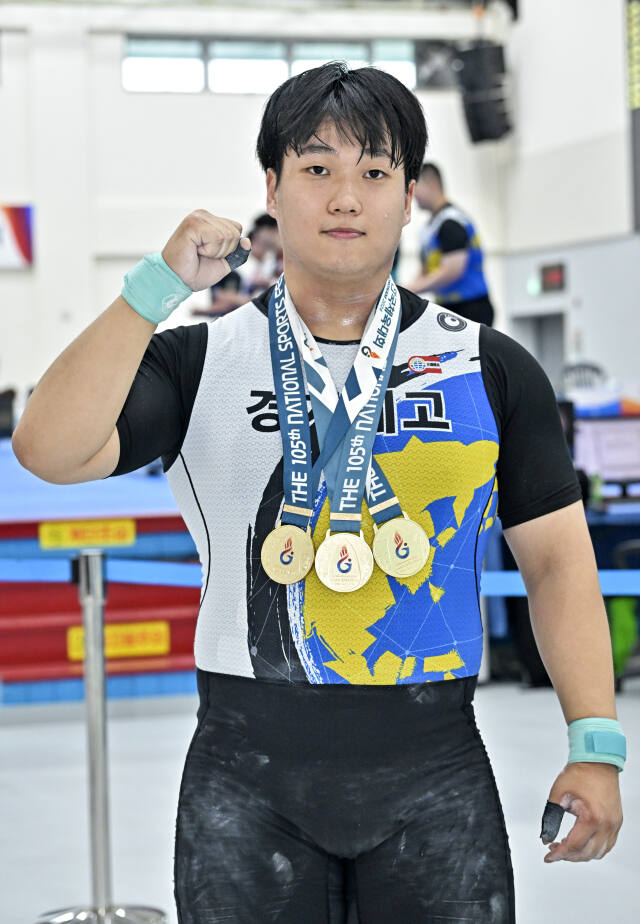 역도 남고부 96㎏급에서 인상, 용상, 합계를 석권해 3관왕에 오른 경기체고 김동우.홍기웅기자