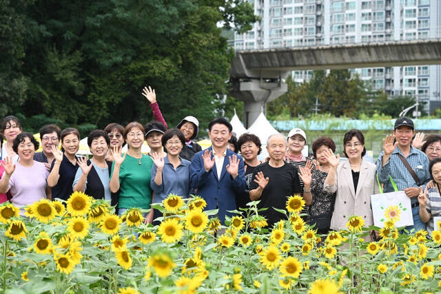 김동근 의정부시장이 신곡새빛정원 달빛 물든 해바라기 행사장에서 시민들과 기념촬영을 하고 있다. 의정부시 제공