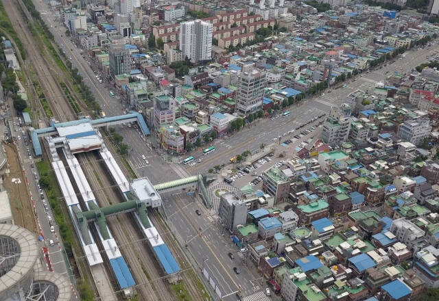 군포시가 도심을 지상으로 가로지르는 금정역에서 당정역과 대야미역까지 2개 수도권 전철에 대한 지하화 및 상부개발 추진 용역을 실시한다. 사진은 금정역 전경. 군포시 제공