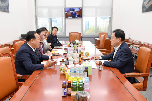 이권재 시장이 국회 농해수위 위원인 김선교 국회의원에게 운암뜰 개발사업 지분 확보의 필요성을 설명하고 있다. 오산시 제공