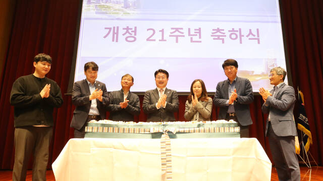 15일 인천 연수구 송도국제도시 G타워 대강당에서 열린 인천경제자유구역청 제21주년 개청기념식에서 윤원석 청장 등이 축하 케이크 커팅을 한 뒤, 기념촬영을 하고 있다. 인천경제청 제공