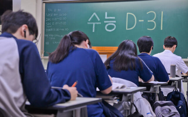 지난 14일 수원특례시 영통구 효원고등학교 학생드리 수능 준비를 하고 있다. 윤원규기자