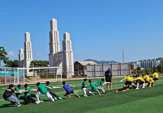 경동대학교 스포츠클럽이 주최한 한마음체육대회에 참가한 학생들이 줄다리기 시합을 하고 있다. 경동대 제공