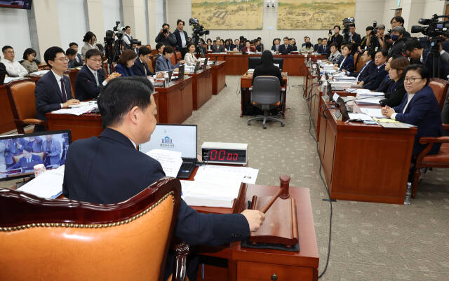 지난 8일 오전 열린 국회 교육위원회의 교육부, 국가교육위원회 등의 국정감사에서 더불어민주당 소속 김영호 위원장이 김건희 여사 논문 대필 의혹 관련 인물로 불출석한 증인인 설민신 국립한경대 교수에 대해 동맹명령장 발부의 건을 가결하고 있다. 연합뉴스