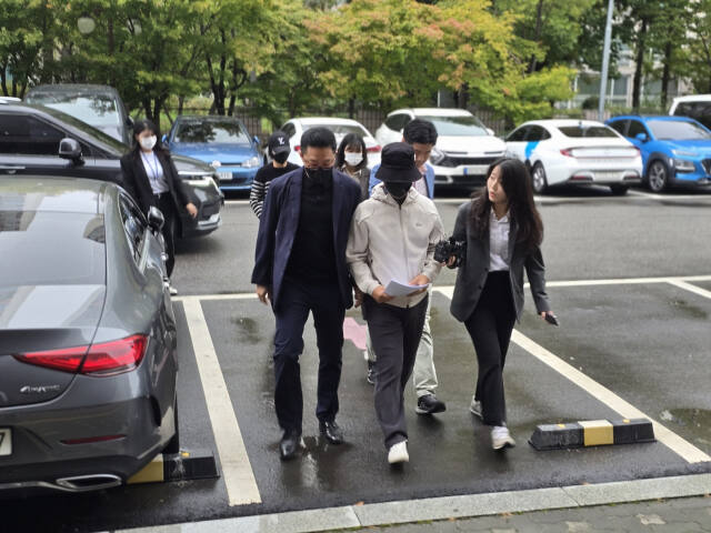 부천에서 화재로 투숙객 7명이 숨진 사건과 관련, 건물주 등 3명이 인천지법 부천지원에 들어서고 있다. 김종구기자