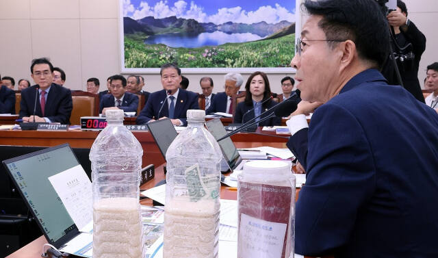 더불어민주당 조정식 의원이 지난 8일 서울 여의도 국회에서 열린 외교통일위원회의 통일부 등에 대한 국정감사에서 탈북자 단체가 서해를 통해 보내는 쌀과 달러 등이 담긴 페트병을 공개하며 대북전단 관리 실태에 대해 질문하고 있다. 연합뉴스