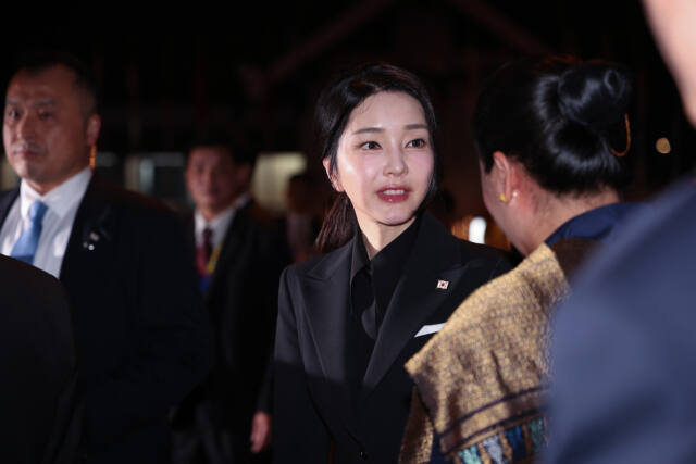 지난 9일(현지시간) 윤석열 대통령의 아세안 정상회의 참석에 동행한 김건희 여사가 라오스 비엔티안 왓타이 국제공항에 도착해 환영나온 라오스측 인사와 대화하고 있다. 연합뉴스