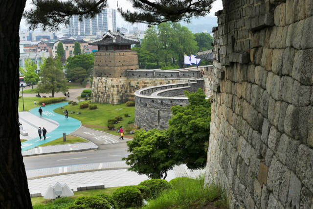 서북공심돈은 북쪽과 서쪽이 적에게 열린 형태여서 두 면 모두에 현안을 설치했다. 이강웅 고건축전문가