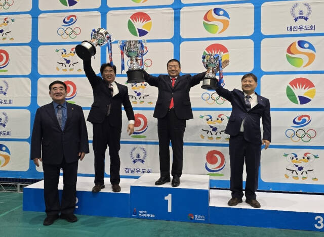 제105회 전국체육대회 유도에서 24연패의 대업을 이룬 경기도유도회 서정복 회장(가운데)이 시상대 가장 높은 곳에서 우승트로피를 들고 2·3위 시·도와 기념촬영을 하고있다.경기도유도회 제공
