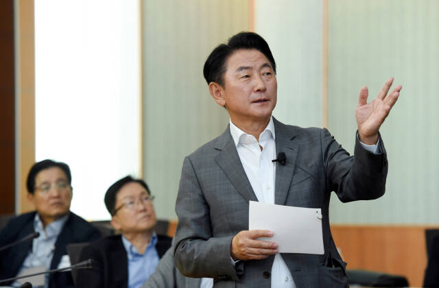 ‘찾아가는 기업유치 설명회’를 진행하고 있는 김동근 시장. 의정부시 제공.