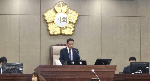 이재식 수원특례시의회 의장이 16일 열린 제387회 수원특례시의회 임시회 제2차 본회의에서 발언하고 있다. 오민주 기자