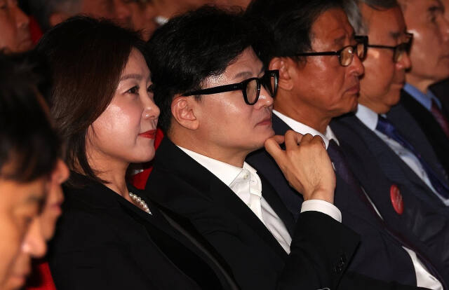 16일 오전 부산시청 대강당에서 열린 제45주년 부마민주항쟁 기념식에서 국민의힘 한동훈 대표가 축하 공연을 관람하고 있다. 연합뉴스