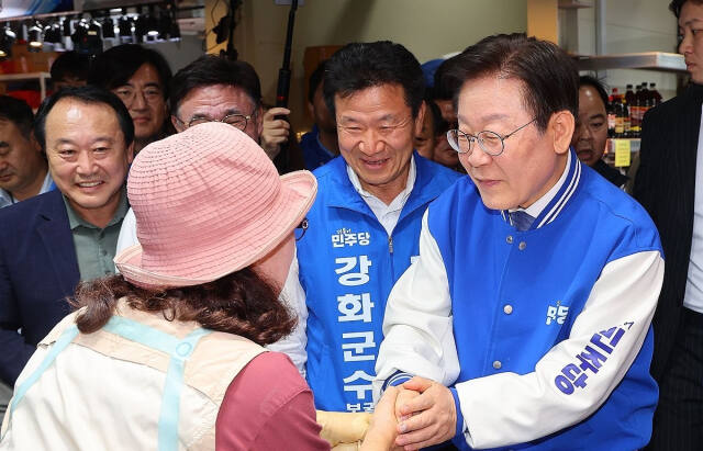 더불어민주당 이재명 대표가 12일 오후 인천시 강화군 외포항 젓갈 수산물 직판장에서 한연희 강화군수 보궐선거 후보의 지지를 호소하고 있다. 연합뉴스