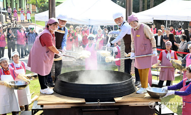 16일 오후 이천시 모가면 이천농업테마공원에서 열린 ‘제23회 이천쌀문화축제’에서 김경희 이천시장 등 관계자들이 2천인분 가마솥 밥 짓기를 하고 있다. 김시범기자