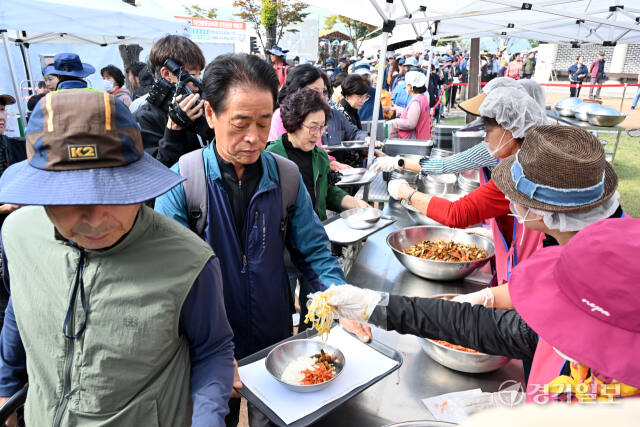 16일 오후 이천시 모가면 이천농업테마공원에서 열린 ‘제23회 이천쌀문화축제’에서 관람객들이 2천인분 가마솥에서 지은 쌀밥으로 비빔밥을 만들어 먹고 있다. 김시범기자