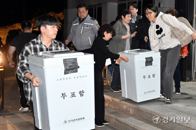 강화군수 보궐선거일인 16일 인천 강화군 강화문예회관에 마련된 개표소에 투표함이 도착하고 있다. 조병석기자