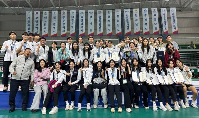 기적 같은 종목 우승 8연패의 신화를 일궈낸 경기도 펜싱 대표 선수단이 제105회 전국체전 8연패 달성 후 기념촬영을 하고 있다.경기도펜싱협회 제공