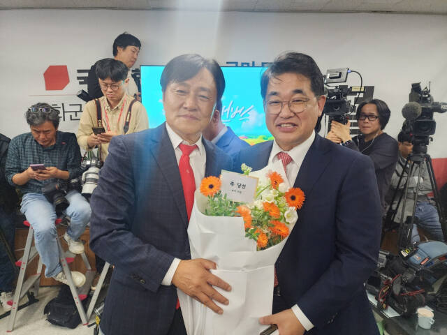국민의힘 박용철 후보(왼쪽)가 국민의힘 배준영 국회의원(중·강화·옹진)과 승리를 확정지은 뒤 축하 인사를 하고 있다. 이병기 기자