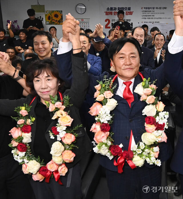박용철 국민의힘 강화군수 보궐선거 후보가 10·16 재보궐선거 당일인 16일 오후 인천 강화군 강화읍에 마련된 선거사무소에서 당선이 확실시 되자 환호하고 있다. 조병석기자