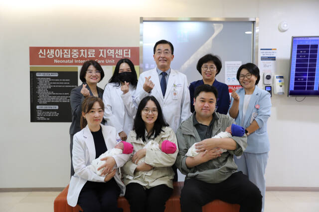 성남시에 거주 중인 조예나씨 부부가 지난달 10일 세쌍둥이를 품에 안았다. 사진은 분당차여성병원 의료진들이 조씨 부부가 퇴원하기 전 세쌍둥이를 품에 안고 기념촬영을 하고 있다. 분당차병원 제공