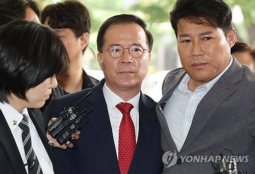 (서울=연합뉴스) 임화영 기자 = 이태원 참사에 부실 대응한 혐의로 기소된 김광호 전 서울경찰청장이 17일 오전 서울서부지법에서 열린 1심 선고에 출석하고 있다. 2024.10.17 hwayoung7@yna.co.kr