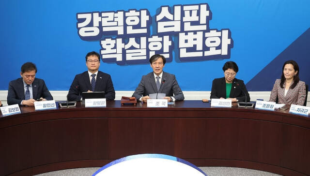 조국혁신당 조국 대표가 17일 국회에서 열린 최고위원회의에서 발언을 하고 있다. 연합뉴스