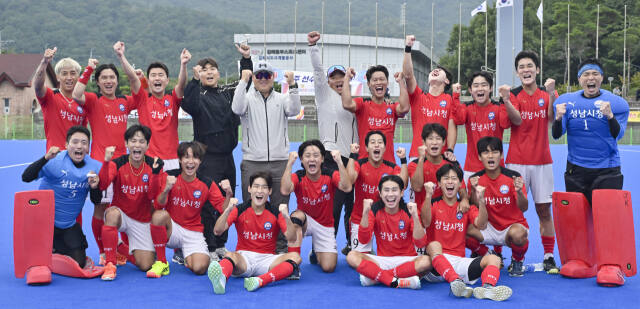 17일 김해하키경기장에서 벌어진 제105회 전국체전 하키 남자 일반부 결승서 인천시체육회를 3대1로 꺾고 대회 6연패를 달성한 성남시청 하키팀이 기념촬영을 하며 우승의 기쁨을 만끽하고 있다.홍기웅기자