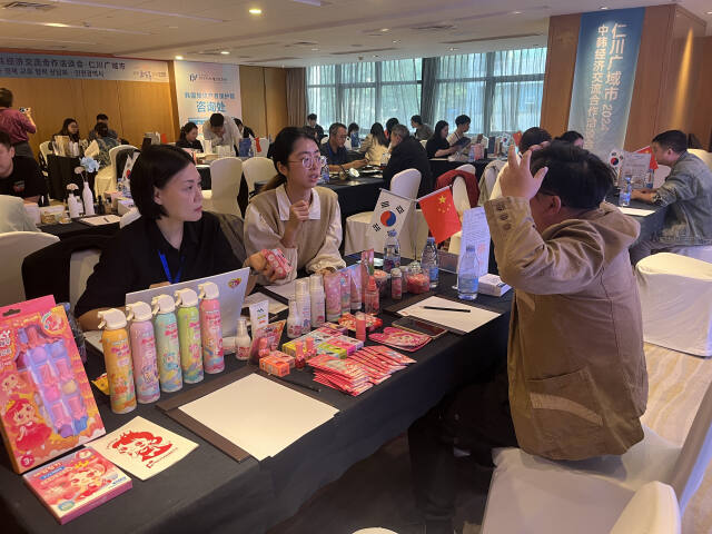 중국 충칭에서 열린 수출상담회에서 인천 한 제조업체가 중국 바이어와 수출 상담을 하고 있다. 인천상의 제공