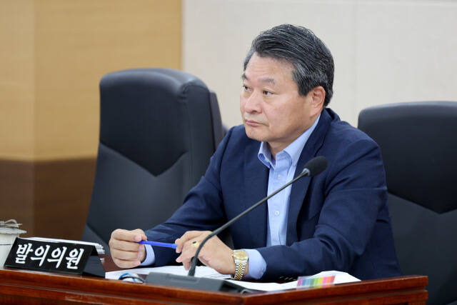 김유곤 인천시의회 산업경제위원장(국민의힘·서구3)이 최근 제298회 임시회에서 ‘지역구매 활성화 및 상생을 위한 지역 상품 우선구매에 관한 조례 활성화 촉구 결의(안)’에 대해 설명하고 있다. 시의회 제공