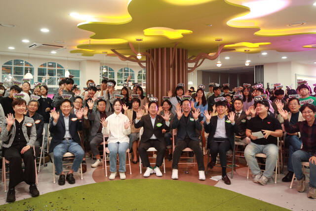지난 15일 주광덕 남양주시장을 비롯한 시의회 의원, 다산지역 내 학교장 및 지역사회단체장 등이 도농공원 문화체육시설 개관식에서 기념촬영을 하고 있다. 남양주시 제공