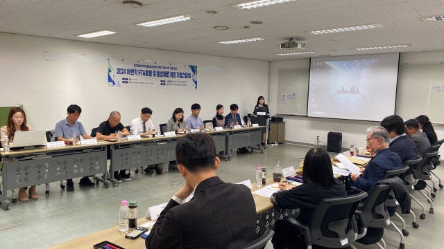 강경식 경기북서부FTA통상진흥센터장이 17일 센터 교육장에서 진행된 ‘2024년 하반기 경기북서부 FTA 활용 및 통상애로 점검 기업간담회’에 참석해 관계자들과 논의를 하고 있다. 경기북서부FTA센터 제공
