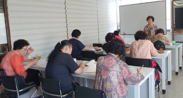 남양주시 화도읍에 있는 ‘남양주 야학’에서 수업을 듣고 있는 만학도들의 모습. 오민주 기자