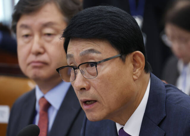 17일 국회에서 열린 환경노동위원회의 환경부 산하기관에 대한 국정감사에서 송병억 수도권매립지관리공사 사장이 의원 질의에 답하고 있다. 연합뉴스