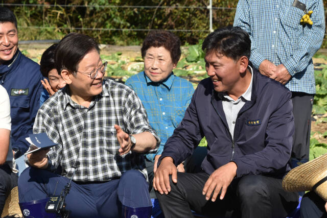 더불어민주당 이재명 대표가 17일 강원도 평창의 한 고랭지배추밭을 방문해 배추 수확 중인 농민들과 만나 대화를 하고 있다. 더불어민주당 제공