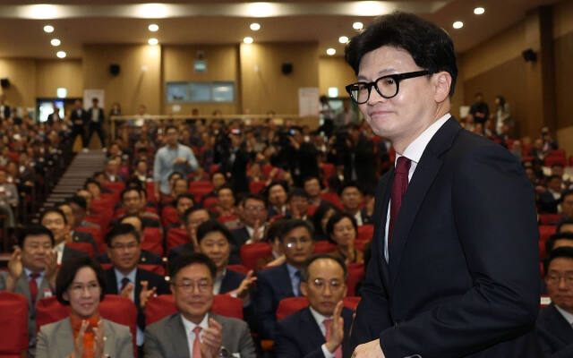 국민의힘 한동훈 대표가 17일 국회 의원회관에서 열린 전국 광역의원 연수 행사에서 환영사를 하기 위해 단상으로 향하고 있다. 연합뉴스