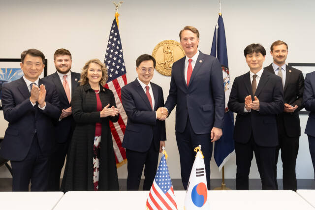 17일(한국 시간) 버지니아 알링턴 주지사 사무실에서 김동연 경기도지사가 글렌 영킨(Glenn Youngkin) 버지니아 주지사와 기념 촬영을 하고있다. 경기도 제공