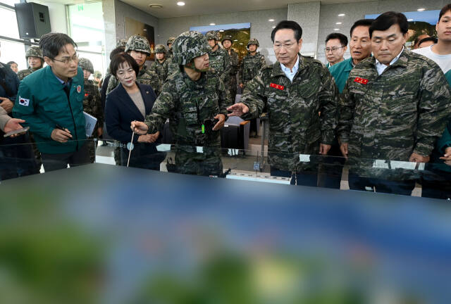 유정복 인천시장이 17일 옹진군 연평평화전망대를 찾아 안보상황을 점검하고 있다. 시 제공