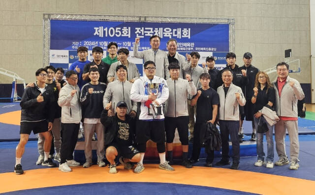 제105회 전국체육대회 레슬링서 7년 만에 패권을 차지한 경기도 선수단이 우승트로피를 들고 기념촬영을 하고 있다.경기도레슬링협회 제공