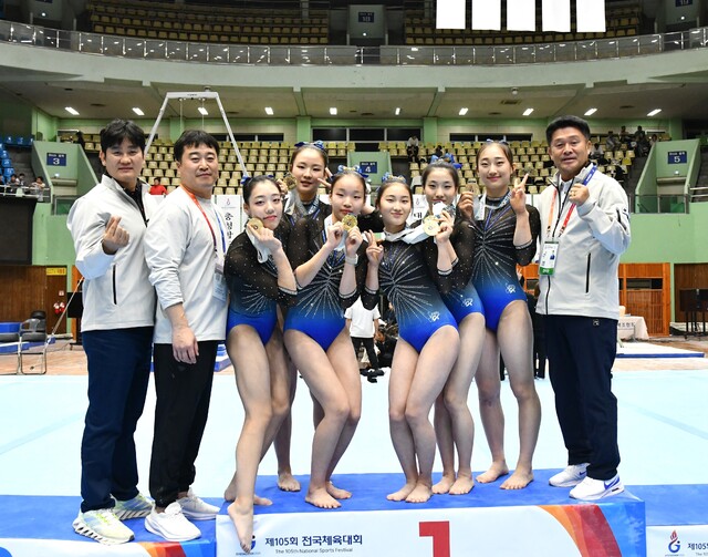 제105회 전국체육대회 체조 여고부에서 6개의 금메달을 모두 쓸어담은 경기체고 선수들이 김호철 교장(오른쪽)과 기념촬영을 하고 있다.경기체고 제공