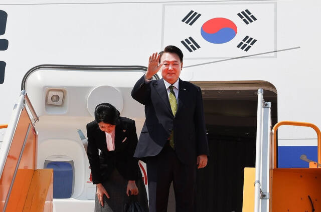윤석열 대통령과 부인 김건희 여사가 지난 11일(현지시간) 라오스 비엔티안 왓타이 국제공항에서 귀국하기 전 전용기인 공군 1호기에 올라 손을 흔들어 인사하고 있다. 연합뉴스