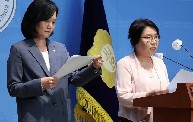 더불어민주당 검찰독재대책위원회 위원인 김남희 의원과 노영희 변호사(오른쪽)가 17일 오전 국회 소통관에서 김건희 여사의 도이치모터스 주가조작 연루 의혹에 대한 검찰의 불기소 처분을 규탄하는 기자회견을 하고 있다. 연합뉴스