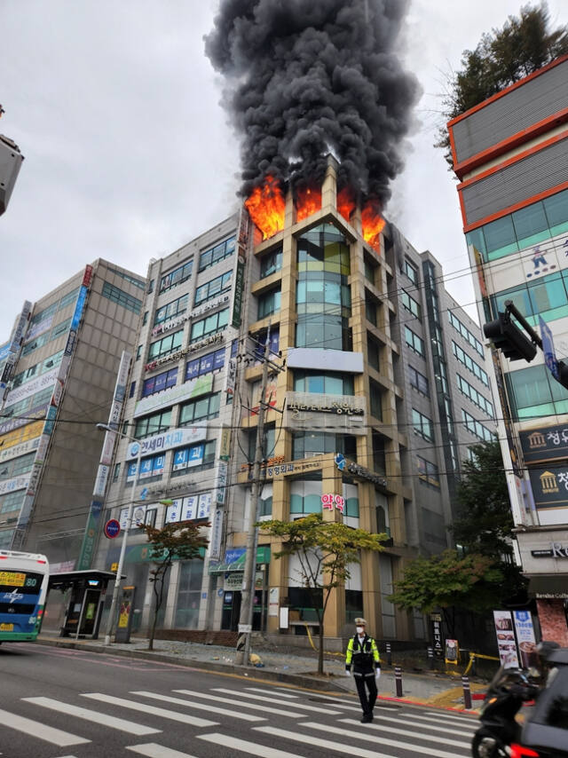 18일 오전 경기 양주시 덕정동의 한 상가 건물 8층에서 불이 나 소방 당국이 진화중이다. 연합뉴스