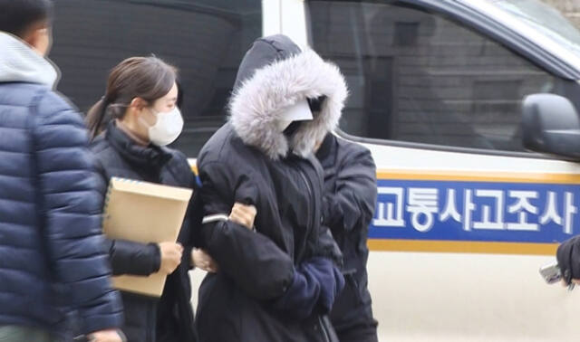 만취 상태로 운전하다 배달 오토바이를 몰던 50대 남성과 추돌 후 적절한 구호 조치를 하지 않았다는 논란이 불거진 20대 여성 안모씨가 지난 2월 5일 서울중앙지법에서 열린 특정범죄 가중처벌 등에 관한 법률 위반(위험운전치사) 혐의에 대한 구속 전 피의자 심문(영장실질심사)에 출석하고 있다. 연합뉴스
